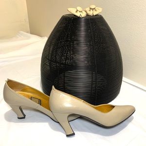 Nina leather women's heels & clip-on bow - taupe, 6.5